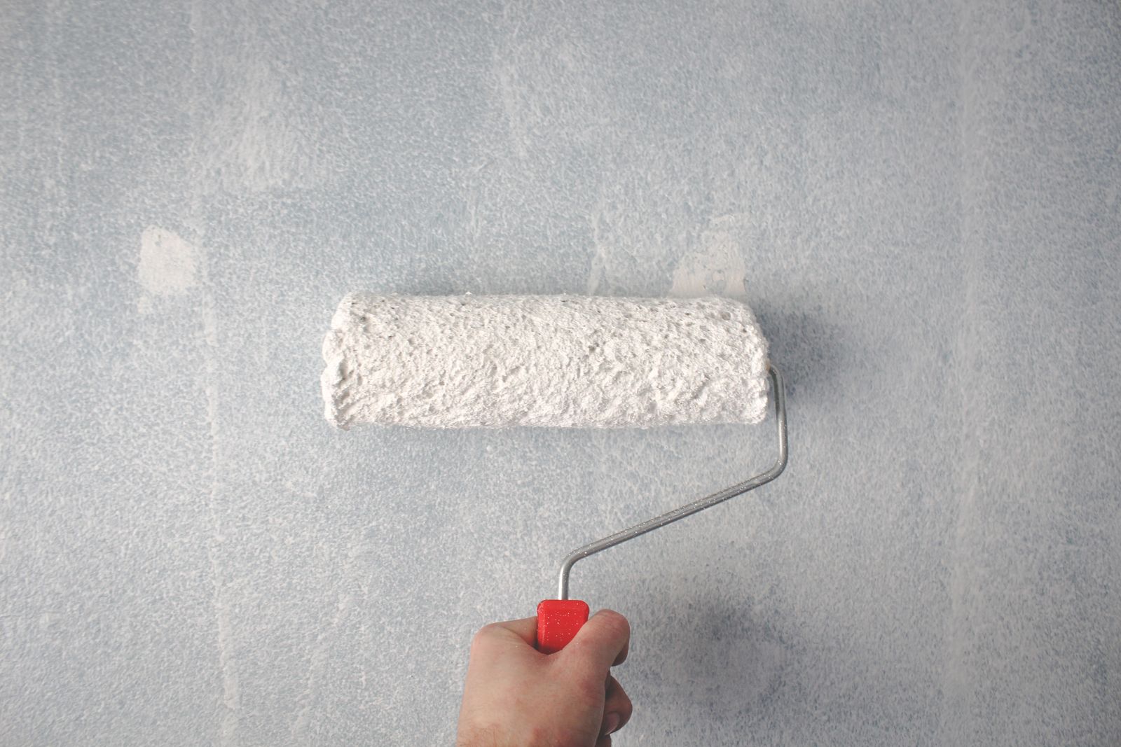 Peinture d'un mur au rouleau